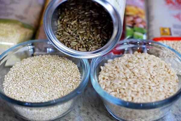 tres platos diferentes con semillas y quinoa